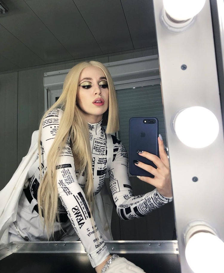 Ava Max Selfie